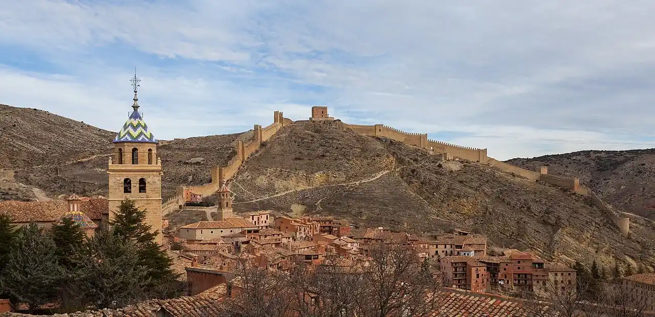 Mudanzas en Albarracín: casco histórico con la torre de la catedral y la muralla, Teruel