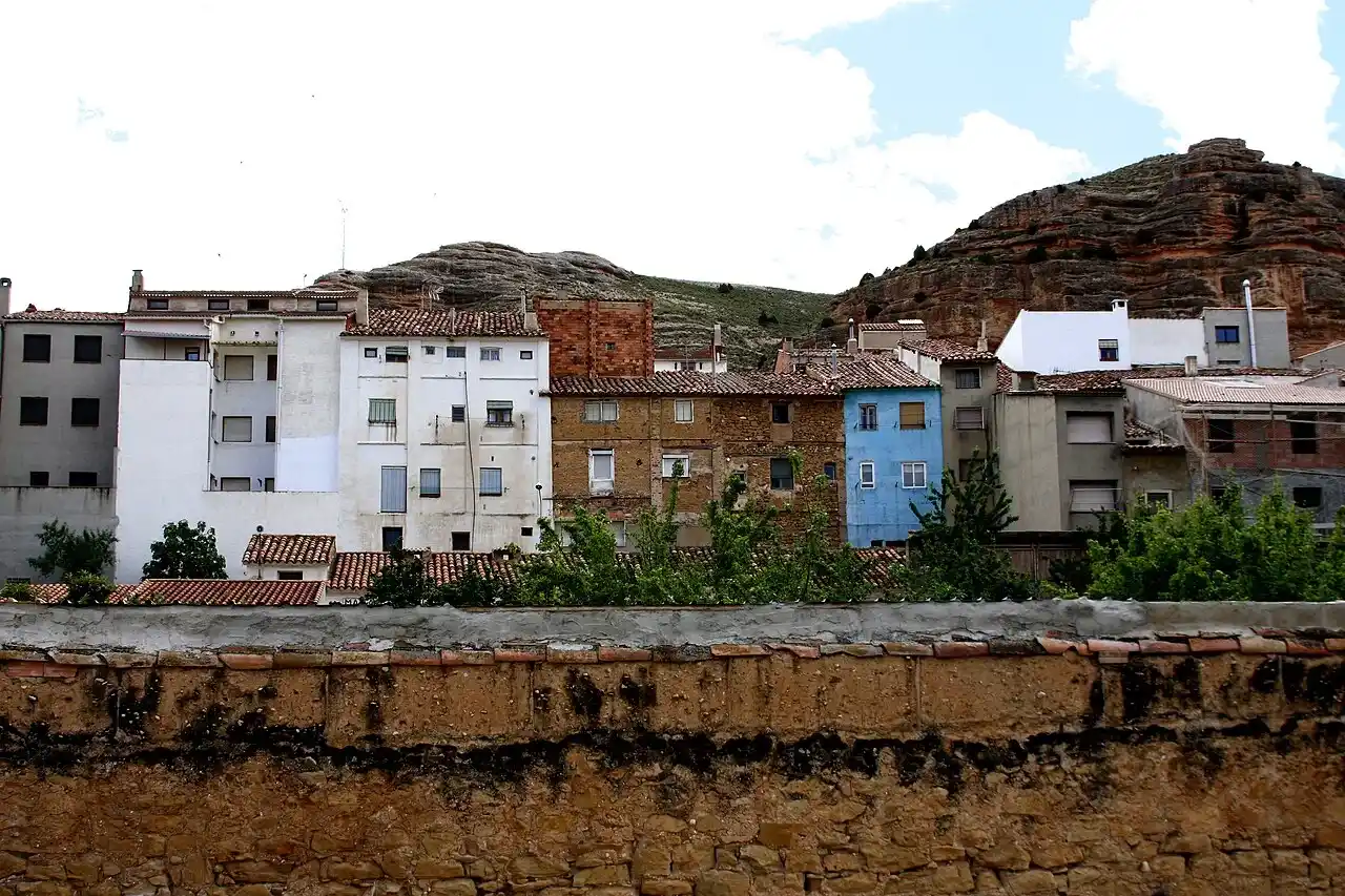 Casas del casco de Alcorisa con los cerros rojizos al fondo