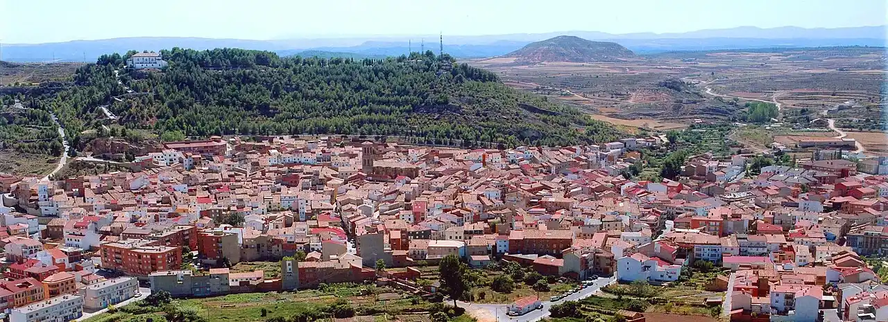 Tejados y calles del casco de Andorra vistos desde lo alto, con campos de cultivo al fondo