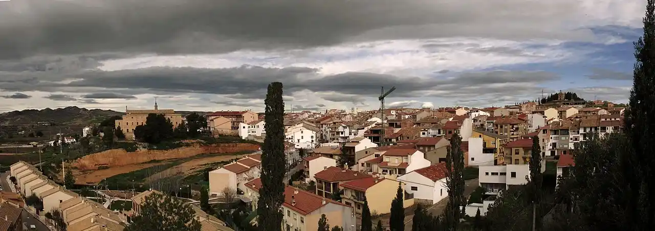 Panorámica de los tejados de Calanda bajo un cielo nublado