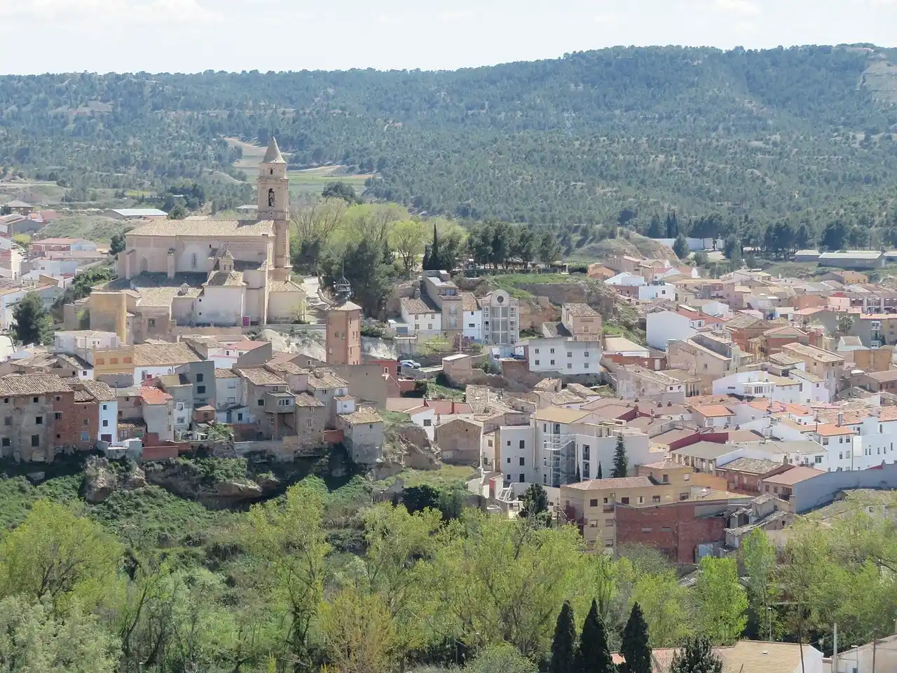 Mudanzas en Híjar: vista del casco con la torre de la iglesia y las casas sobre el valle