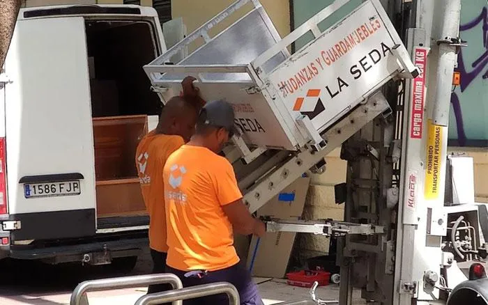servicio-grua-montamuebles-mudanzas-Teruel
